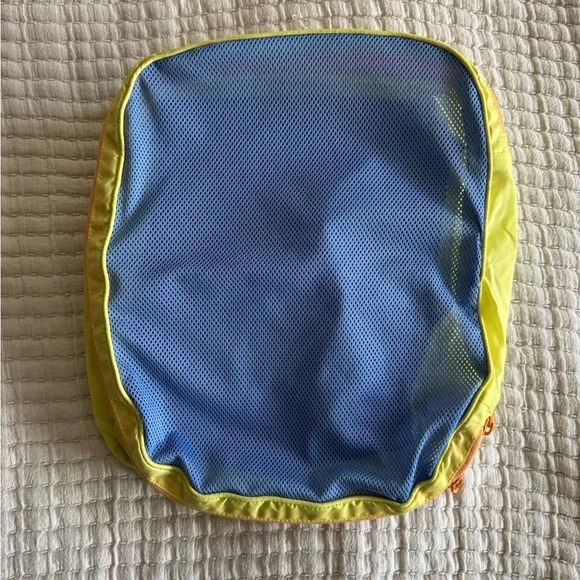 Baggu packing cube (medium, mesh) - Picture 2 of 2